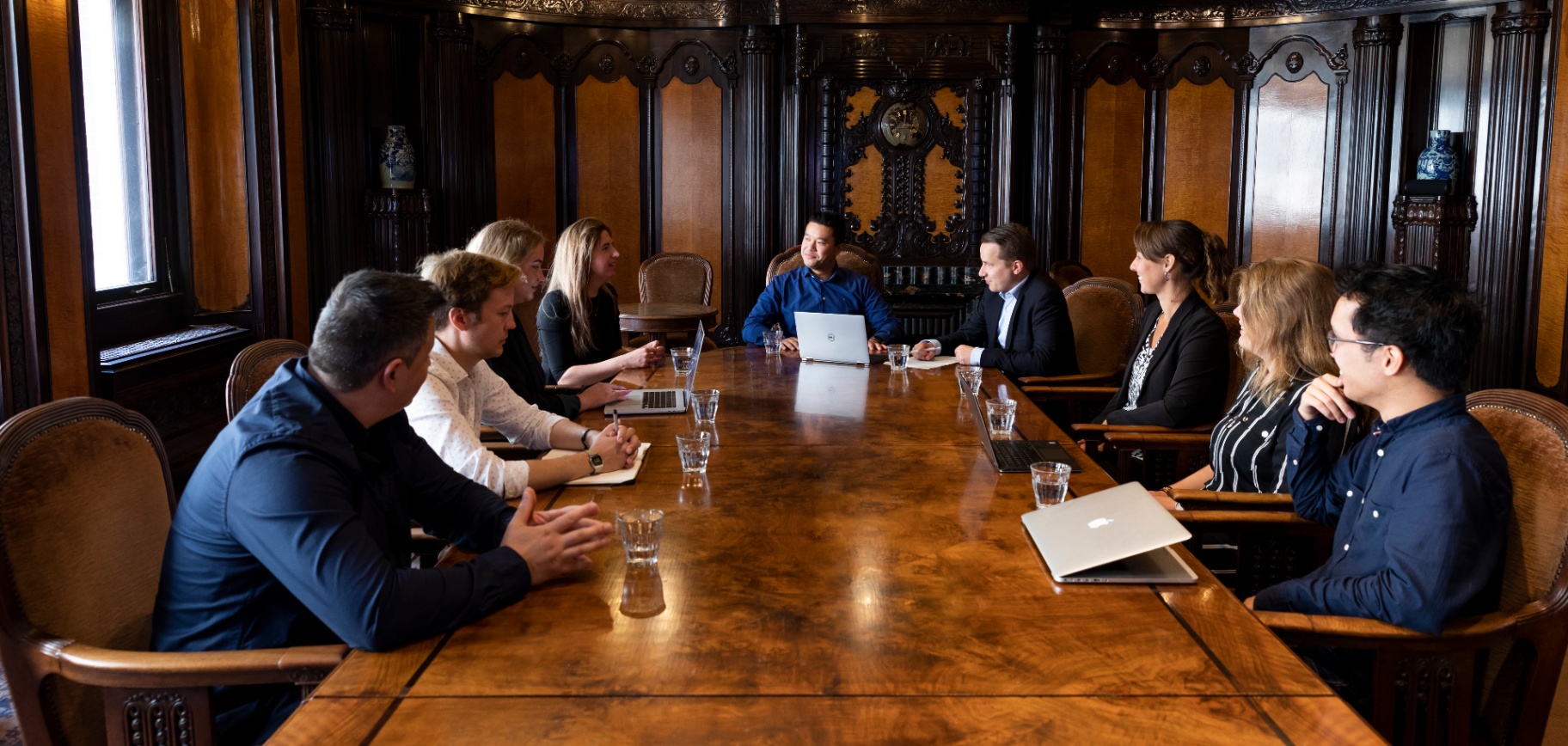 Synerflow strategiesessie aan een klassieke vergadertafel