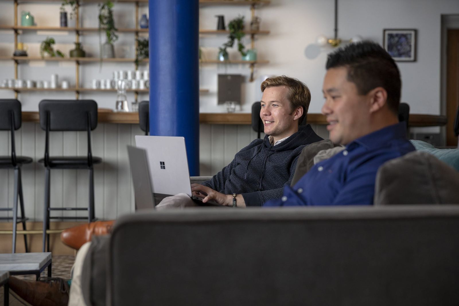 Twee collega's in gesprek op de bank in de lounge